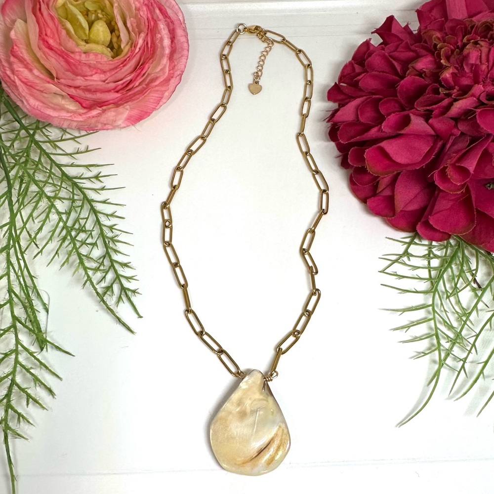 NEW⚜️Mother Of Pearl “Riva” Teardrop Necklace